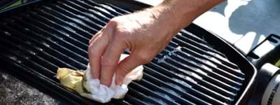 cleaning bbq grill